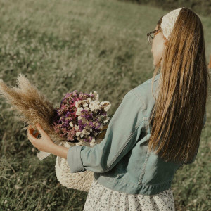 Naomi Holdiș - Azi E Ziua Cercetării (2020)