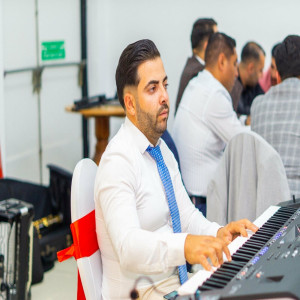 Manex Din Bacesti - E Cineva La Dreapta Ta (2022)