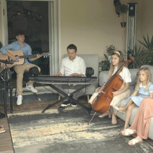 Familia Mihai - Azi noi venim (2021)