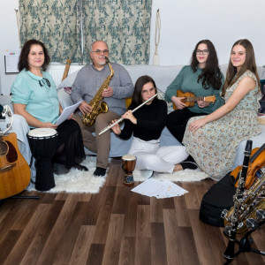 Familia Moșuți - Miel Și Împărat (2024)