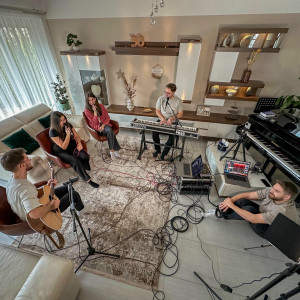 The Grace Project - Vrednic Vrednic Ești Isus (2025)